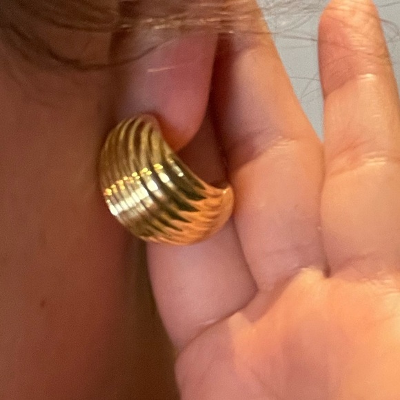 Chunky Vintage Inspired Gold Hoop Earrings - Picture 4 of 4